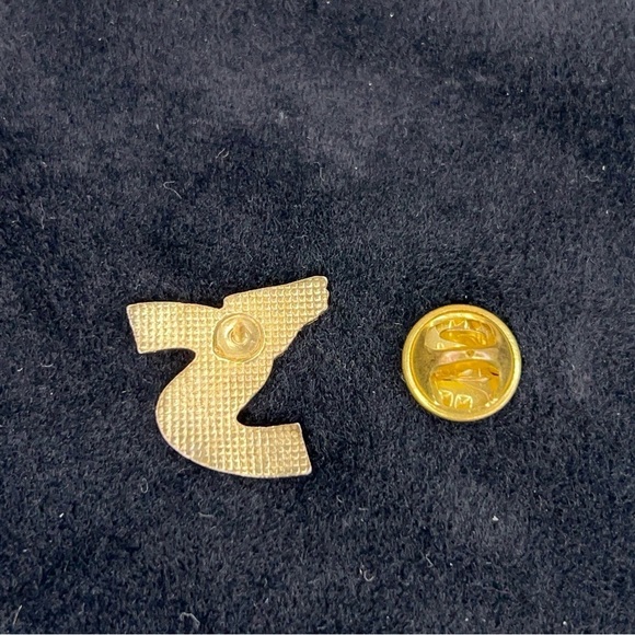 Vintage Customer Service Pin Red Gold Wings Retro Business Employee - Picture 2 of 5